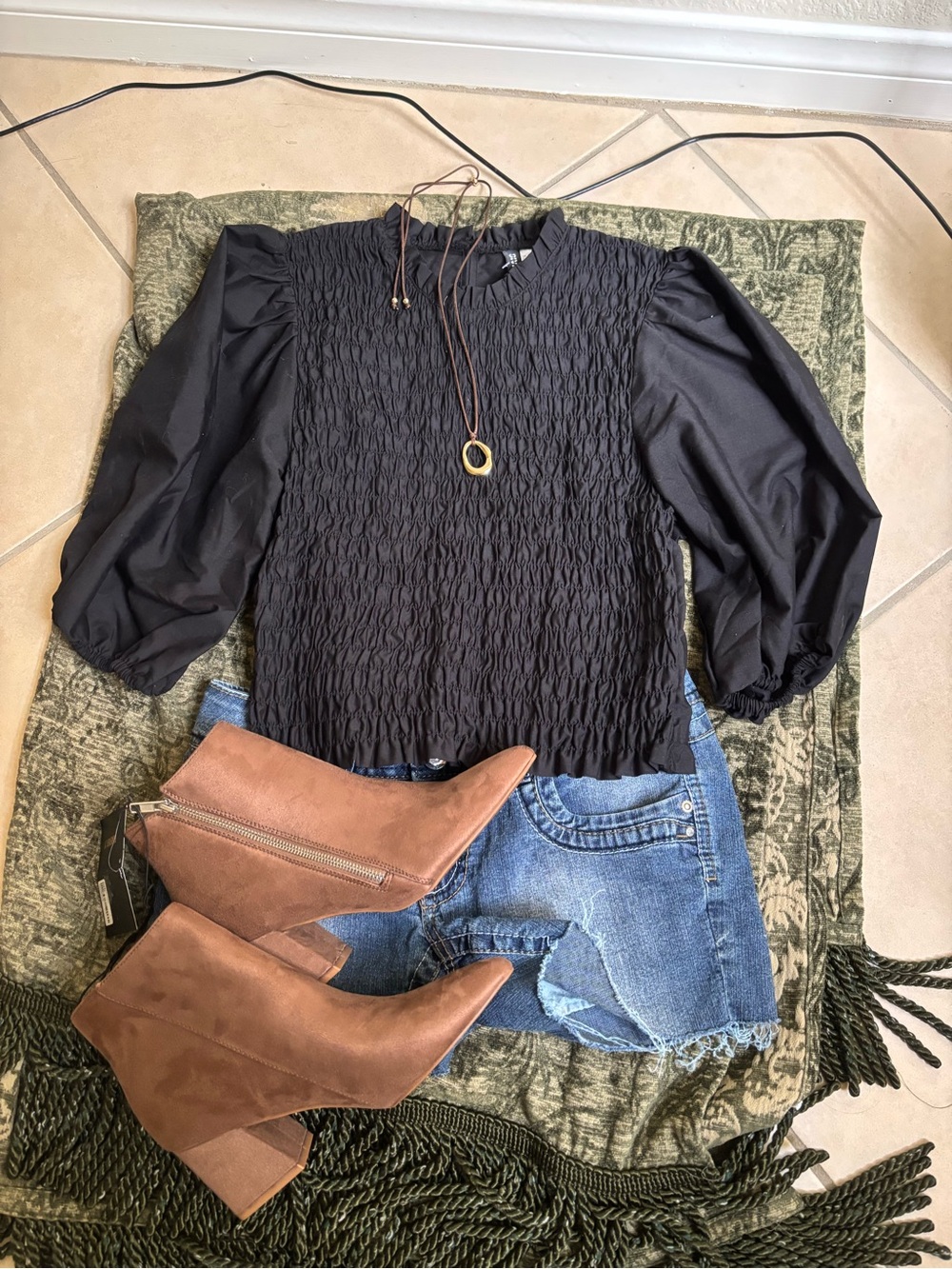 H&M • Black Smocked Puff-Sleeve Women's Top - Stylish Everyday Layer
